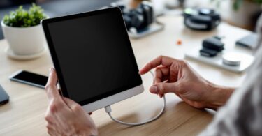 découvrez nos astuces efficaces pour réparer votre tablette qui ne s'allume plus ou qui charge lentement et retrouvez son fonctionnement optimal rapidement.