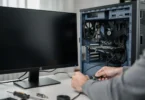 Diagnostic d'un PC qui s'allume mais dont l'écran reste noir sur un bureau de dépannage informatique