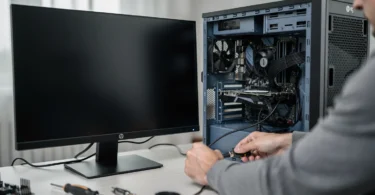 Diagnostic d'un PC qui s'allume mais dont l'écran reste noir sur un bureau de dépannage informatique