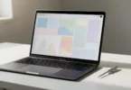 Ordinateur portable ouvert avec outils de diagnostic affichés à l’écran